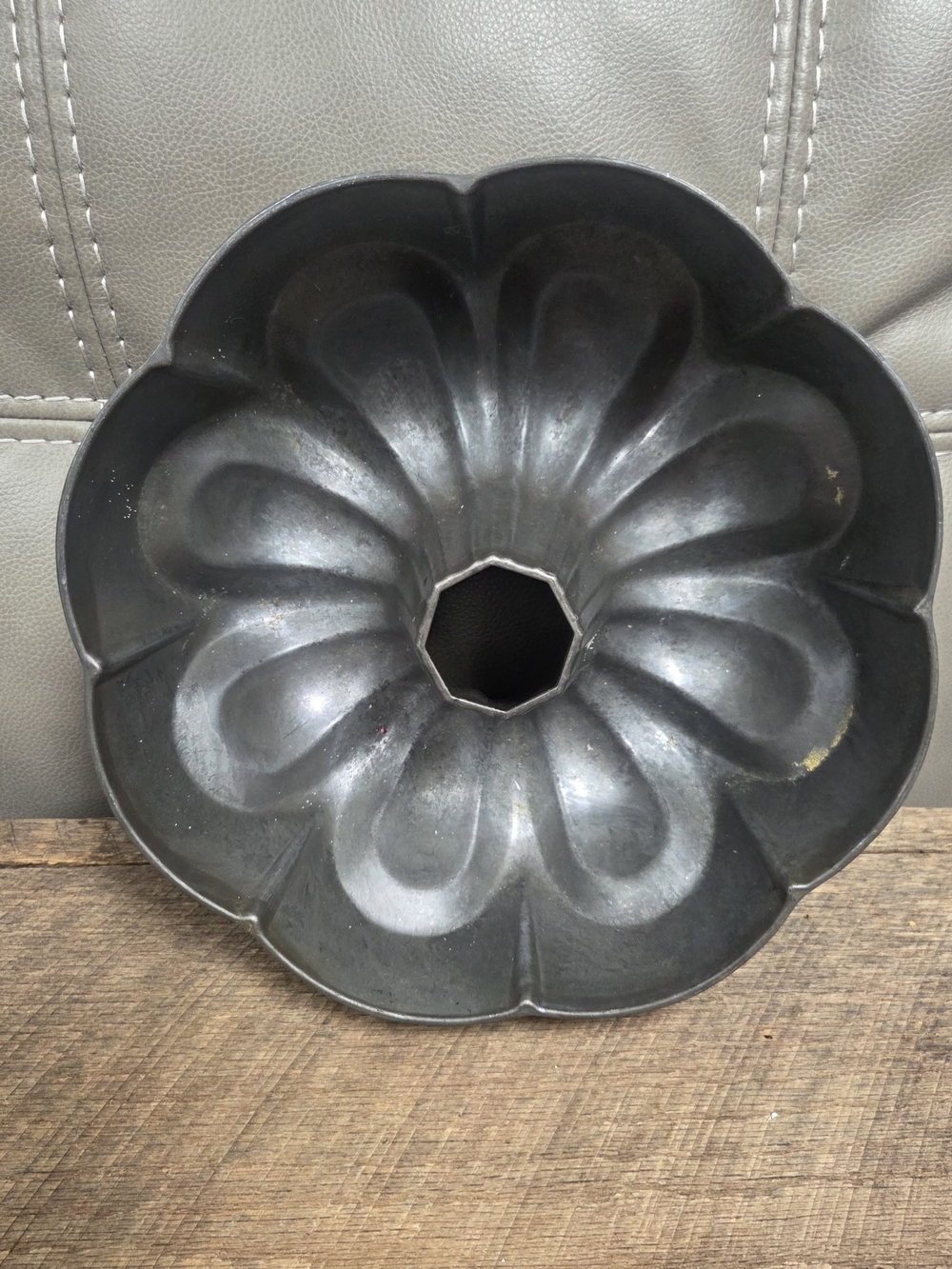 Vintage West Bend Cast Aluminum Fluted Tube Heavy Duty Cake Mold 10-in Bin 1J